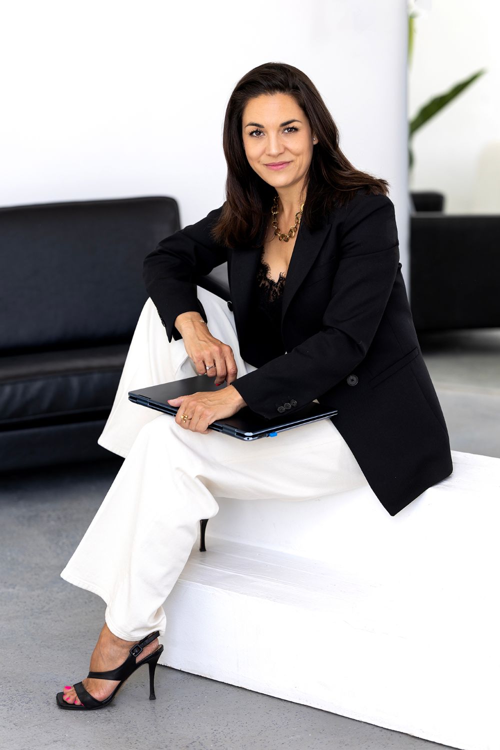 Marta Pálešová s notebookom v čiernom saku